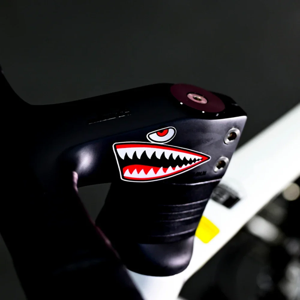 1 par de pegatinas impermeables con diseño de cabeza de tiburón para el cuadro de bicicleta, ideales para personalizar y decorar bicicletas de montaña, bicicletas de carretera y bicicletas de montaña.