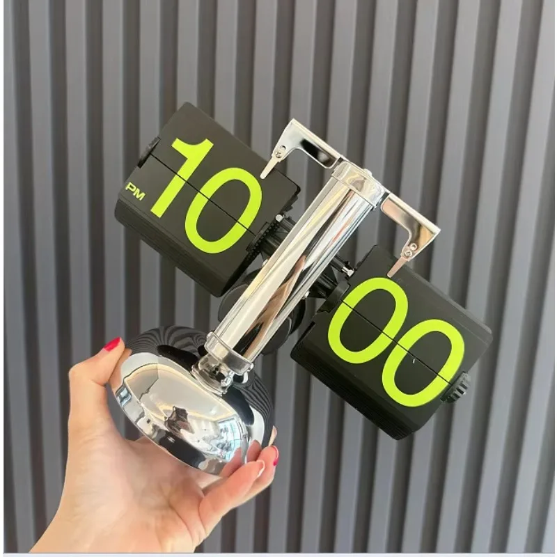 Jam meja olahraga kecil bergaya retro dengan mekanisme flip, terbuat dari baja tahan karat, menggunakan roda gigi internal, dan berjenis jam kuarsa.