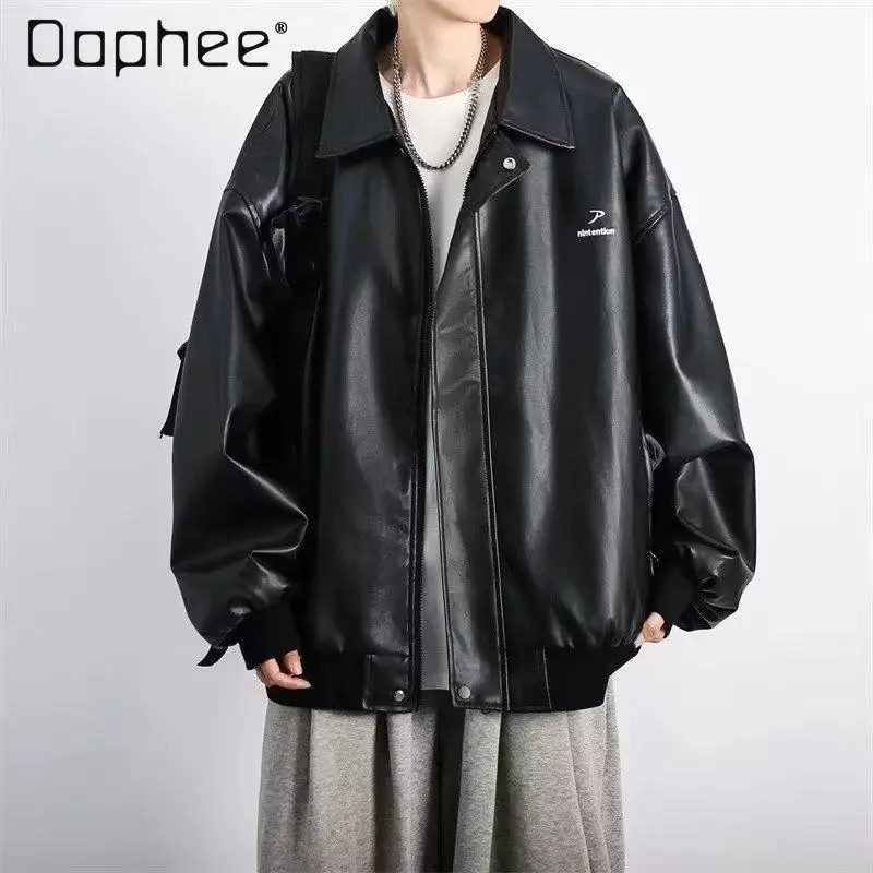 

Осенне-зимний комплект в американском стиле: мужская черная куртка из искусственной кожи, джинсы с высокой талией и широкими штанинами, белая футболка с длинным рукавом.