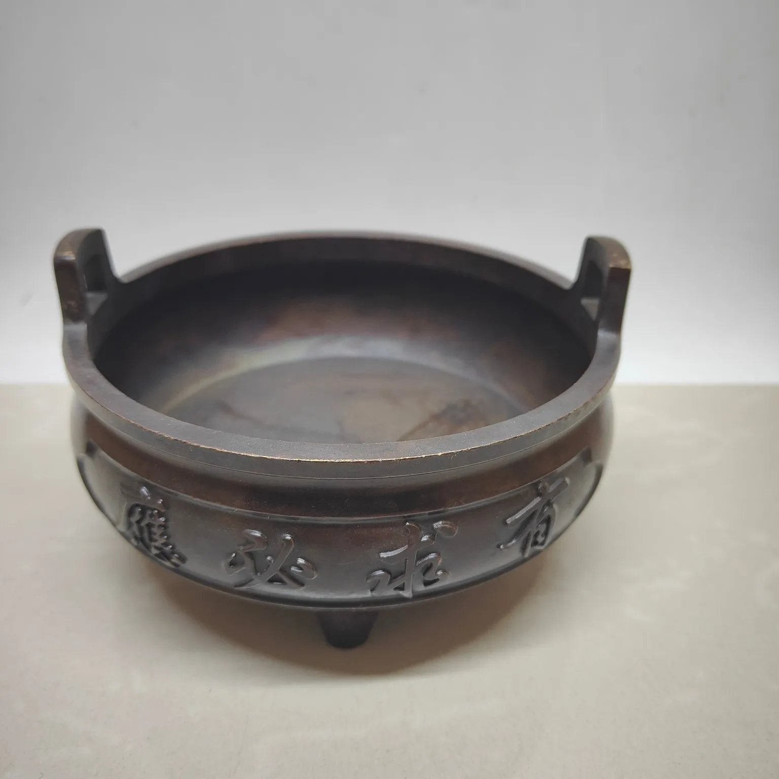 

A brass ear-shaped censer with a patina that imitates old bronze, featuring a design of lotus flowers that respond,Free shipping