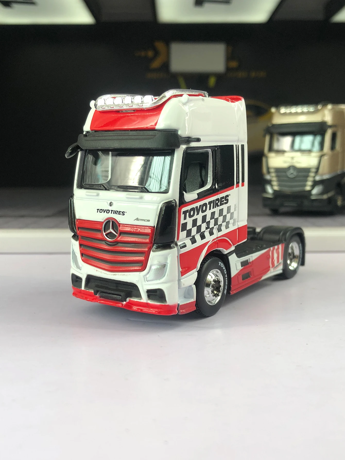

Maisto 1:64 simulated Mercedes-Benz Actros 1851 model car, static ornament,collectible gift car