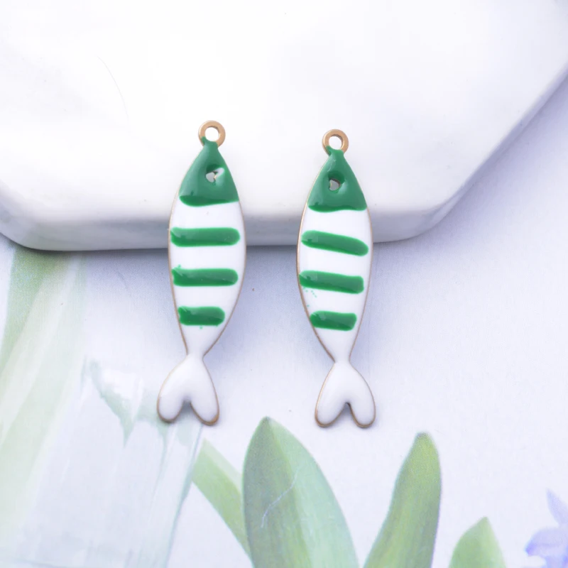 20 Stück Kupfer-Öl-Tropfen-Fisch-Anhänger, beidseitig emaillierte Fische, niedliche DIY-Schmuckstücke für Ohrringe und Halsketten. – Detail 3