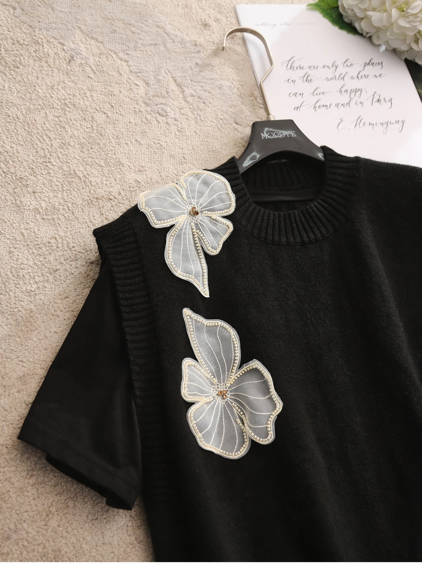 

Комплект из двух предметов: вязаный жилет с вышивкой и футболка с коротким рукавом, с цветочным декором, из мягкой шерсти, для повседневной носки