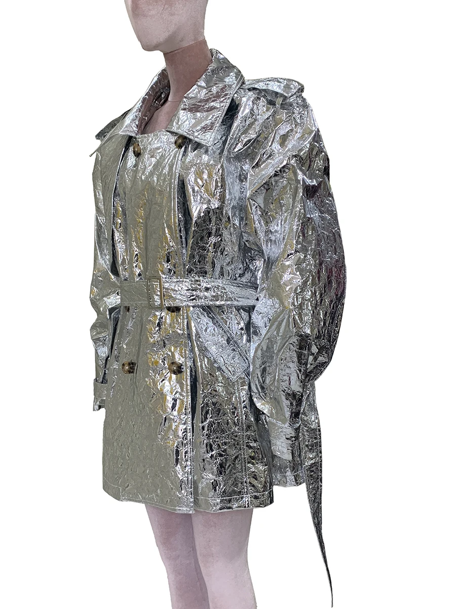 Mauroicardi outono oversized brilhante prata trench coat para mulheres cinto duplo breasted moda europeia emo roupas y2k streetwear