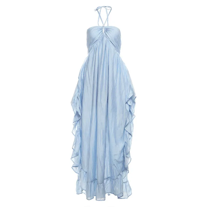 Ein neues Frühjahr/Sommer 2025, elegantes und schlichtes, einfarbiges Damenkleid mit plissiertem Saum, auffälliges Neckholder-Kleid für den Urlaub
