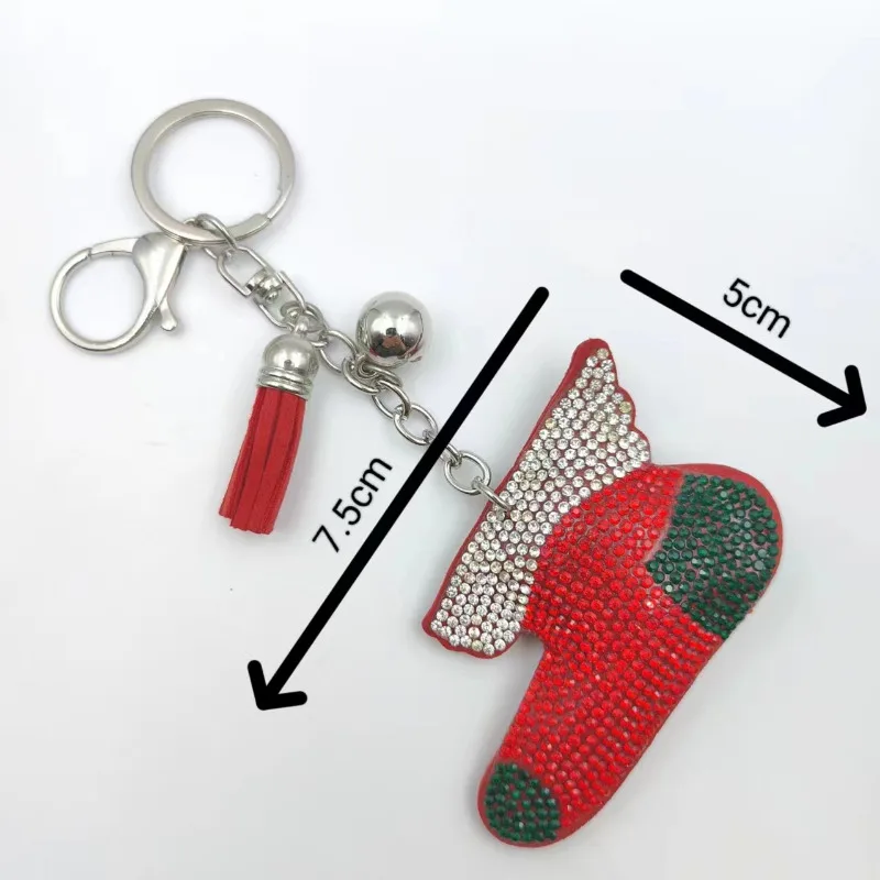 جوارب عيد الميلاد الساحرة - سلاسل المفاتيح المصممة التي تحميز أحجار الراين اللامعة وتفاصيل جرس جينغلي لإكسسوارات العطلات
