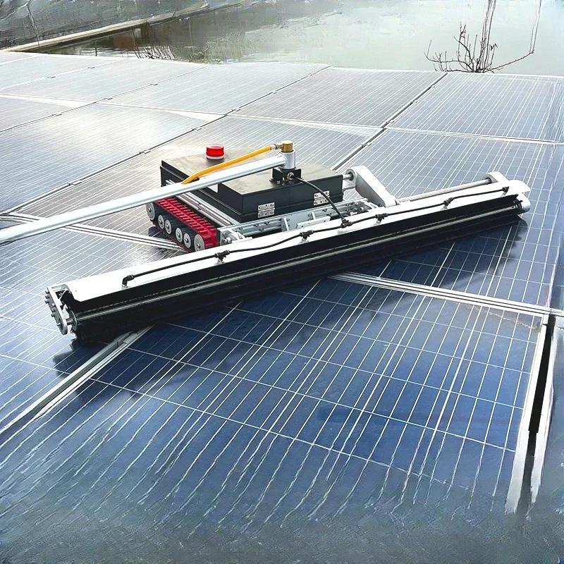 Robot de limpieza  orugas con control remoto, equipo  limpieza  paneles fotovoltaicos, estación de energía