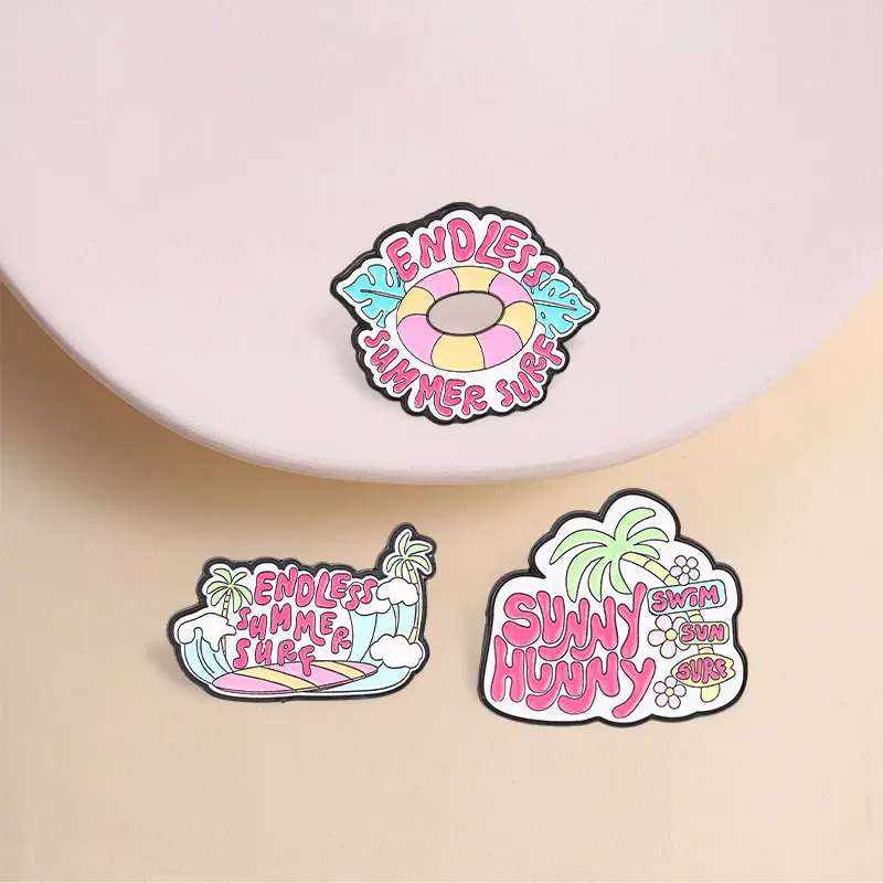 Cartoon-Ozean-Sonnenuntergang-Surfbrett-Emaille-Pin, Sommer-Strand-Ozeanwellen-Segelboot- und Sonnenuntergang-Himmel-Design-Brosche, Taschen-Revers-Abzeichen-Schmuck – Detail 13