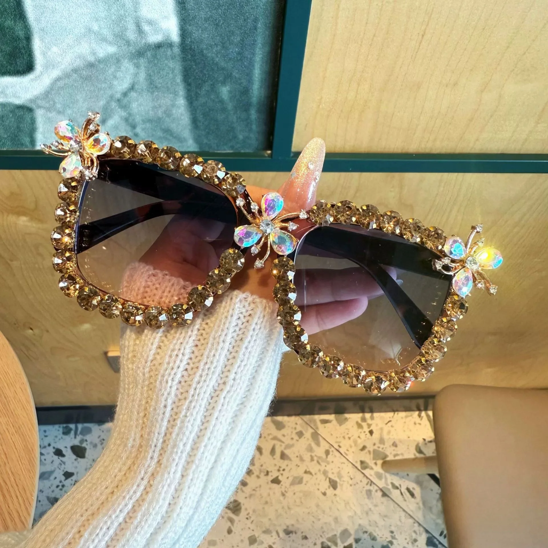 

Women's Handmade Diamond-Inlaid Flower Large Frame Square Sunglasses UV400 European American Style for Travel Vacation(DS-50379)