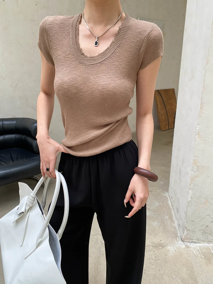 Sommerlicher Damenpullover in unifarbenem, französischem Design, doppellagig, mit V-Ausschnitt, schmal geschnitten, kurzärmelig. – Detail 18