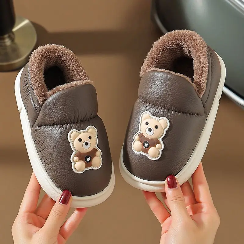 

Kids Winter Slippers Thick Indoor Shoes for Boys and Girls Waterproof Faux Leather Cartoon Design Home Casual Non Slip Footwear