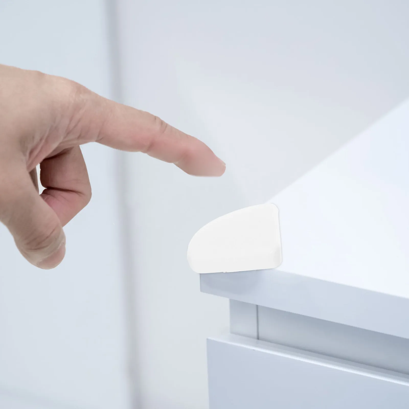 

50 шт. защитных накладок на углы окон треугольной формы, защитные уголки для мебели, полок, столов, для безопасности детей