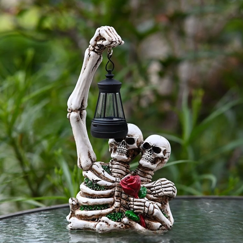 Resin Skeleton Couple with Solar Lantern for Garden Decor Gothic Outdoor Statue 13x10x24cm Weather Resistant Finish