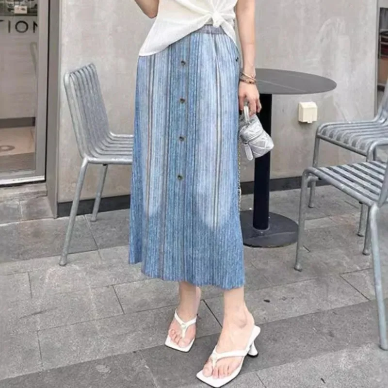 

Плиссированная юбка Miyake 2026: Новая летняя модная джинсовая юбка на пуговицах для повседневной носки, простая, с эластичной талией, женская одежда из легкой ткани