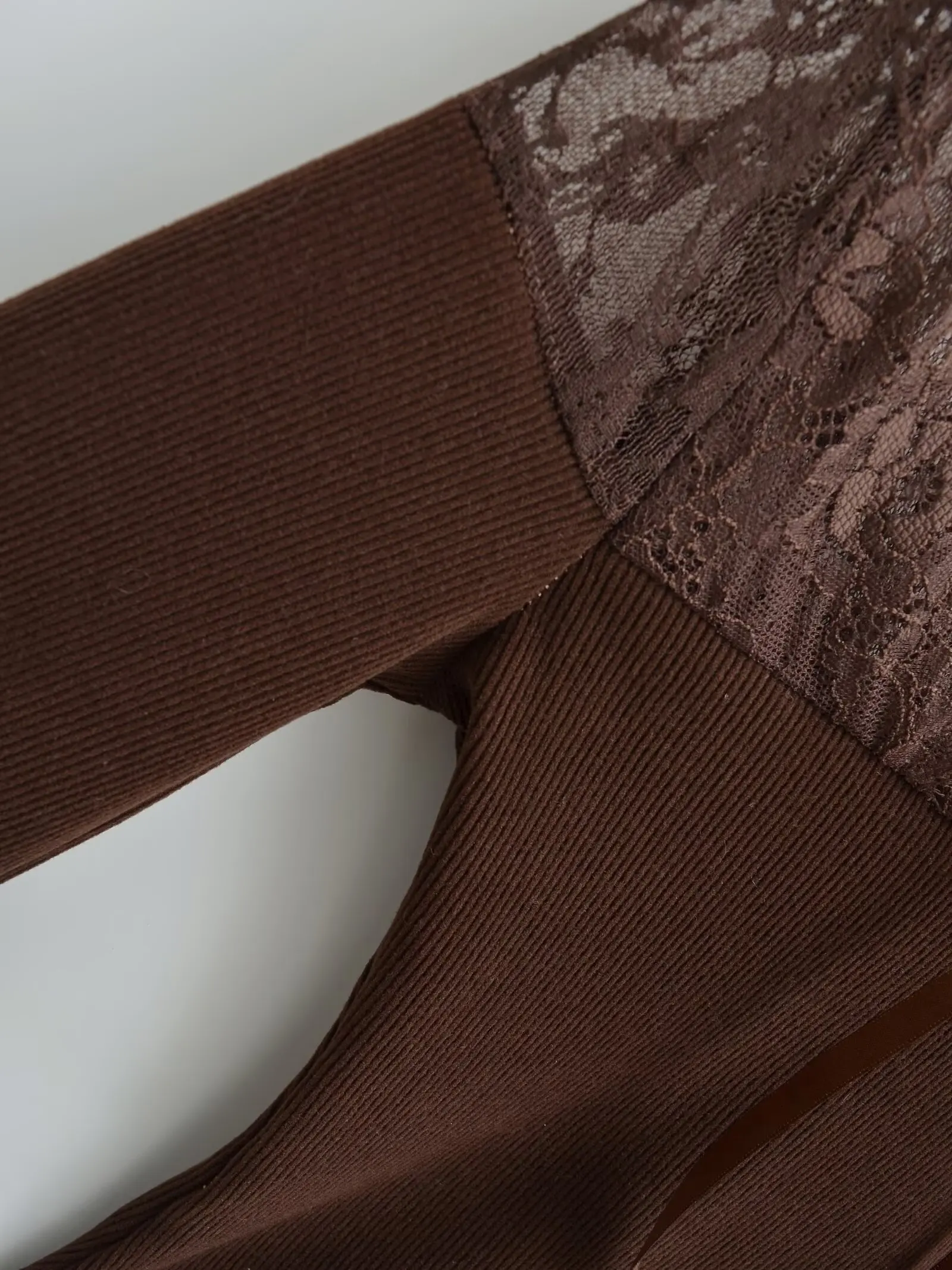 T-shirt da donna in maglia a costine con scollo a V impiombate in pizzo T-shirt slim elastiche a maniche lunghe sexy