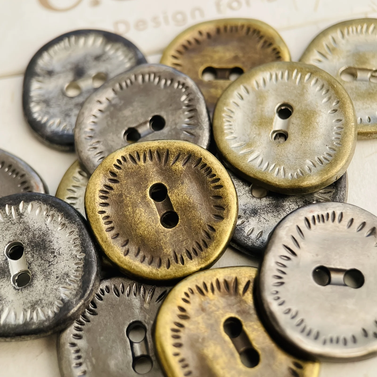 [أزرار خياطة عتيقة] 10 قطع من أزرار الخياطة المعدنية البرونزية والفضية | تصميم العملات القديمة المصنوعة يدويًا مقاس 18 مم لـ