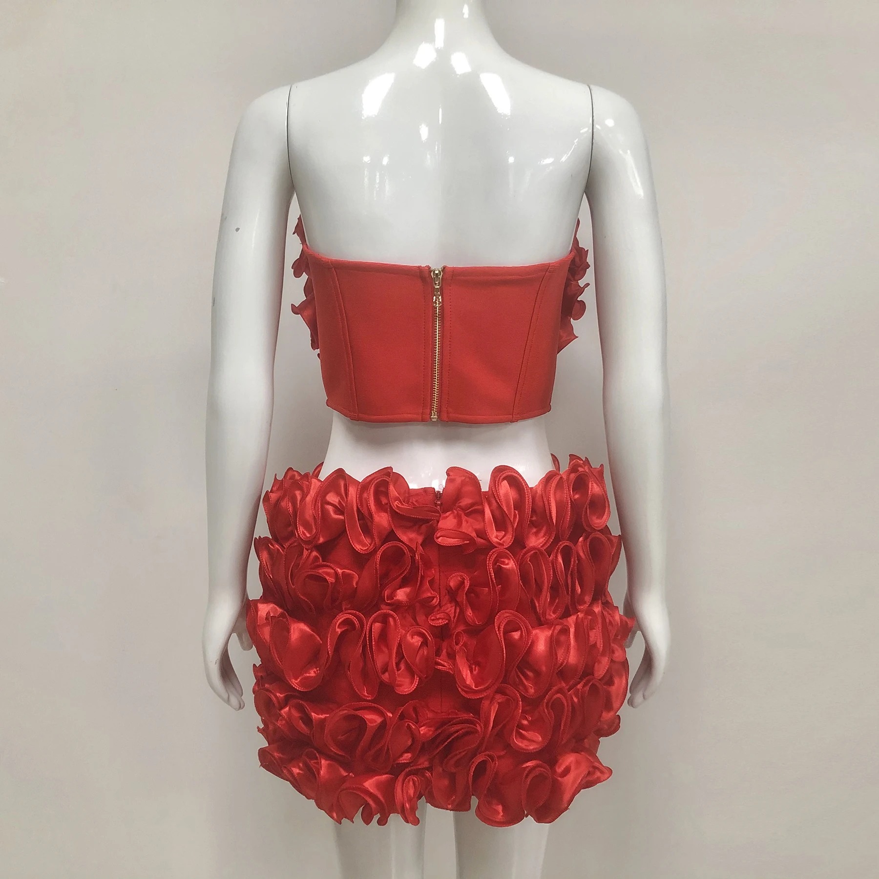 VC Fashion Appassionato Set rosso in due pezzi Abito senza spalline Top corto impreziosito da rosa e minigonna Abiti natalizi di Capodanno