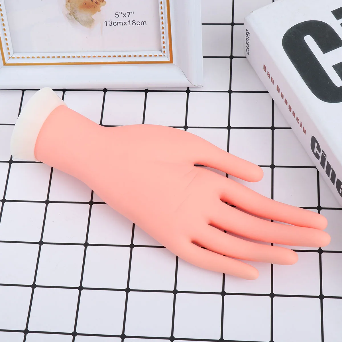 Elastyczny sztuczny palec do ćwiczeń zdobienia paznokci, ruchomy, w kolorze skóry, tipsy do paznokci, wkładane, przenośne narzędzie do manicure dla początkujących w salonie.
