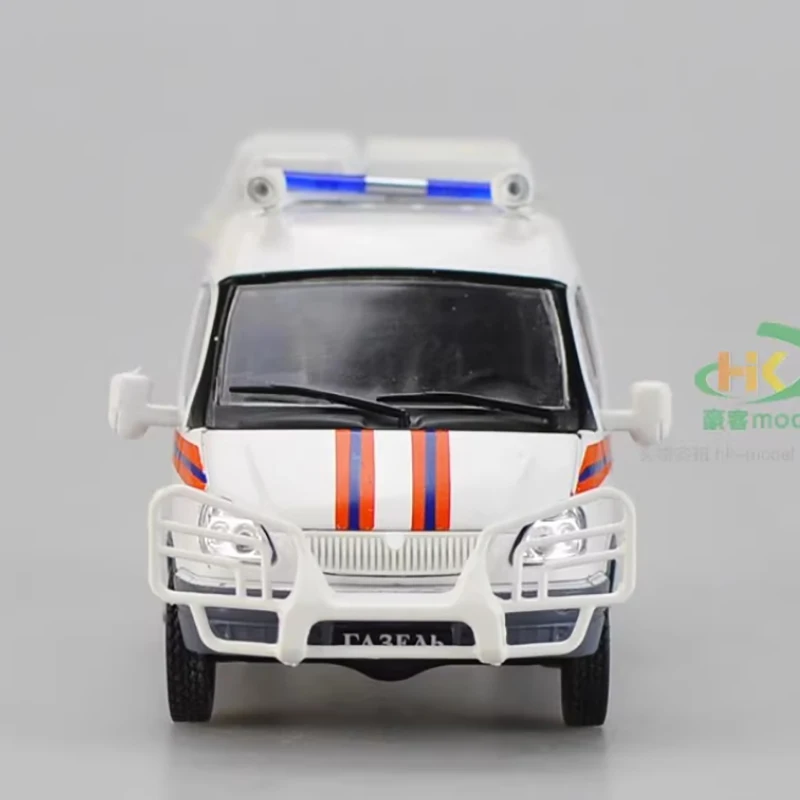 Diecast in scala 1:43 Transit Ambulanza medica Van Modello di auto in lega Prodotto finito Simulazione Collezione di giocattoli Regalo Modello