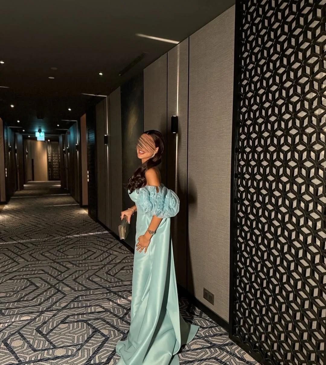 ชุดราตรีผ้าซาตินแบบมีรอยผ่าข้าง สไตล์วินเทจ เรียบหรู ดูดี เหมาะสำหรับงานพรอมหรืองานเลี้ยงตอนเย็น  ชุดราตรีสำหรับโอกาสพิเศษ