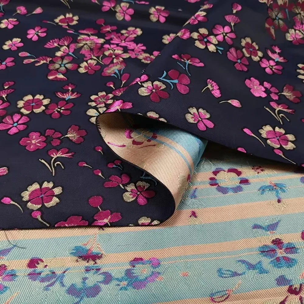 

Окрашенная в пряжу парчовая жаккардовая ткань Цветок сливы Химическое волокно Модное платье Весна Осень Дизайн Шитье Оптовая продажа Материал Ткань