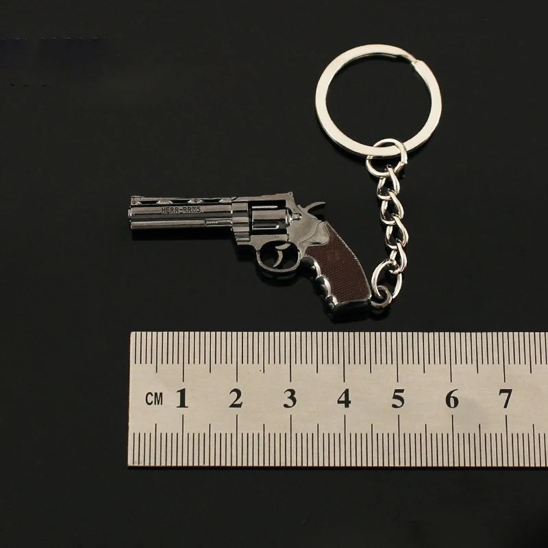 Game Gun Model Keychains Anime Weapons Ttig34 M1896 M500 Colt357 Mini R45 P08 Party Backpack Pendants Metal Collection