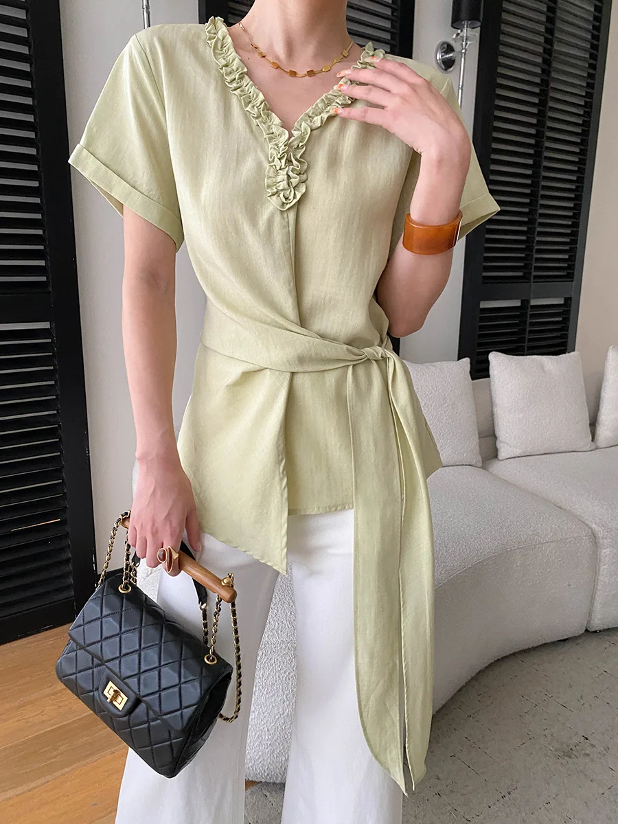 Sommerliches Damen-Shirt in unifarbenem Design mit V-Ausschnitt, Bördelkante und Taillenband, Kurzarm – Detail 22
