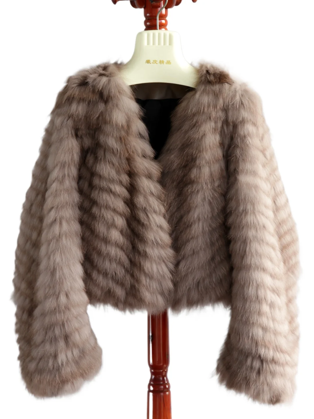 Krótka kurtka z futra lisa importowanego w 2025 roku, dekolt w serek, efekt rozmazanego sobola, szerokie rękawy, płaszcz z futra lisa w paski.