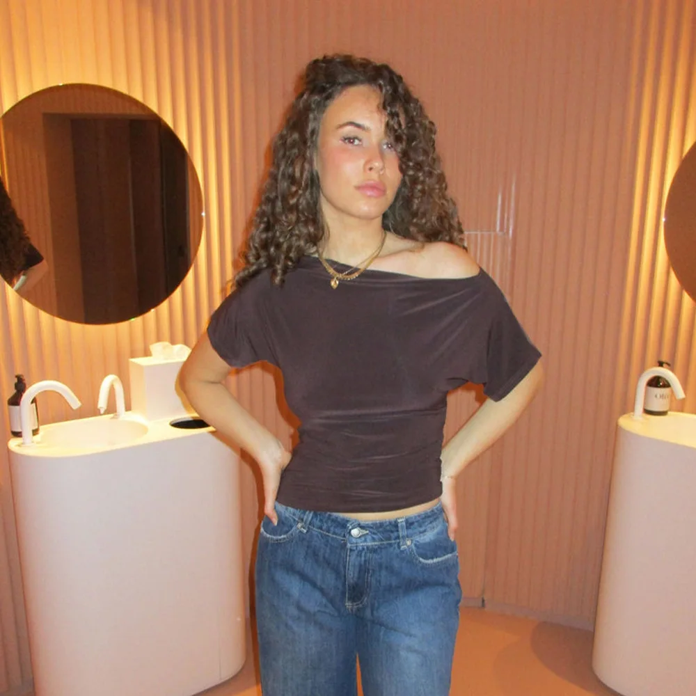 2025 Zomer Nieuwe Effen Kleur Off-Shoulder Hot Girl Top Sexy Taille-Knijpen Korte Mouw Onregelmatige T-shirt