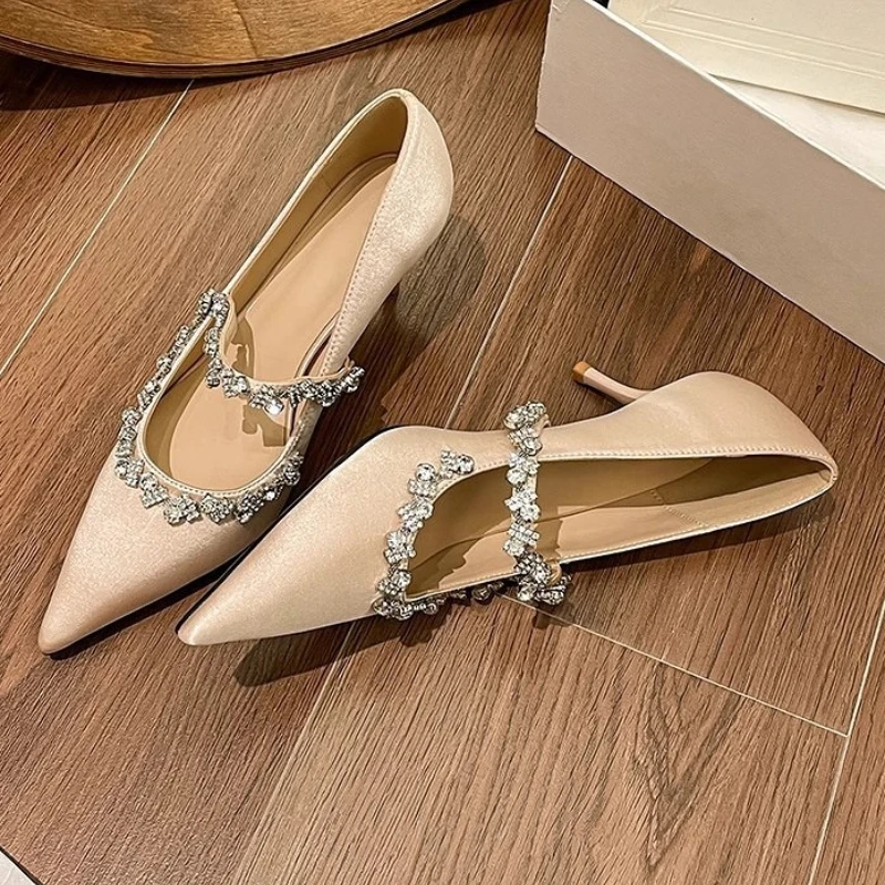 

Атласные пикантные женские вечерние модельные туфли на высоком каблуке со стразами, модные роскошные брендовые свадебные туфли с бриллиантами, женские туфли-лодочки