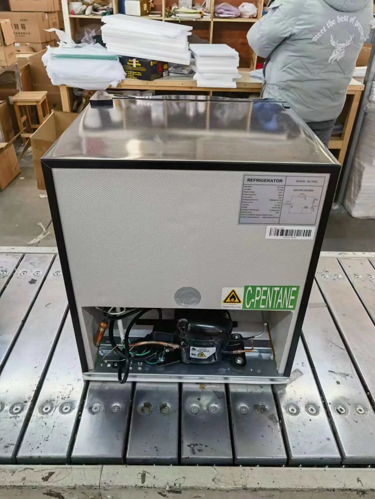 رائجة البيع 50L ضاغط الثلاجة الفريزر المحمولة ميني بار زجاج الباب فندق شقة وظيفة التبريد المدمجة الثلاجة المدمجة