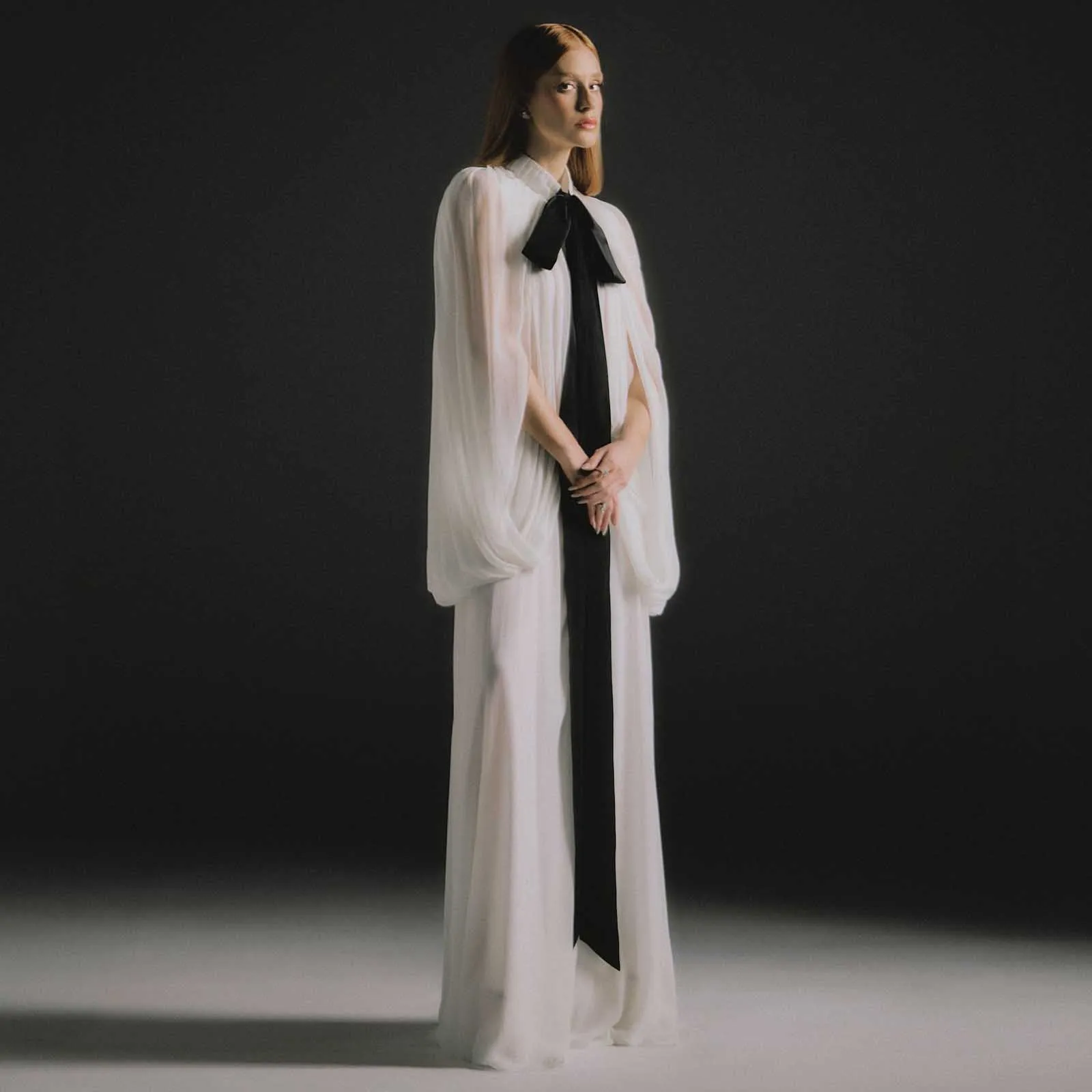 فساتين سهرة شيفون بيضاء ساحرة مع دانتيل أسود تصميم فريد من نوعه فستان عروس من الحرير الناعم 2026 فستان مخصص لحفلات الزفاف #1