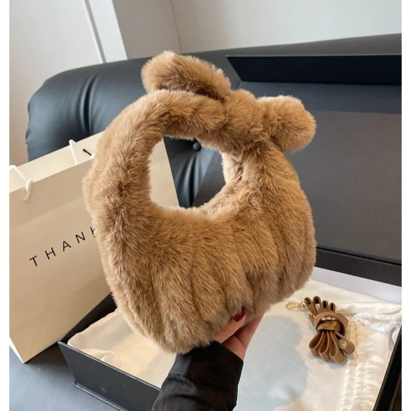 

Simple Yet Luxury Messenger Bag For Ladies As A Crossbody And Shoulder Bag With Large Interior Includes Diaper Bag Feature