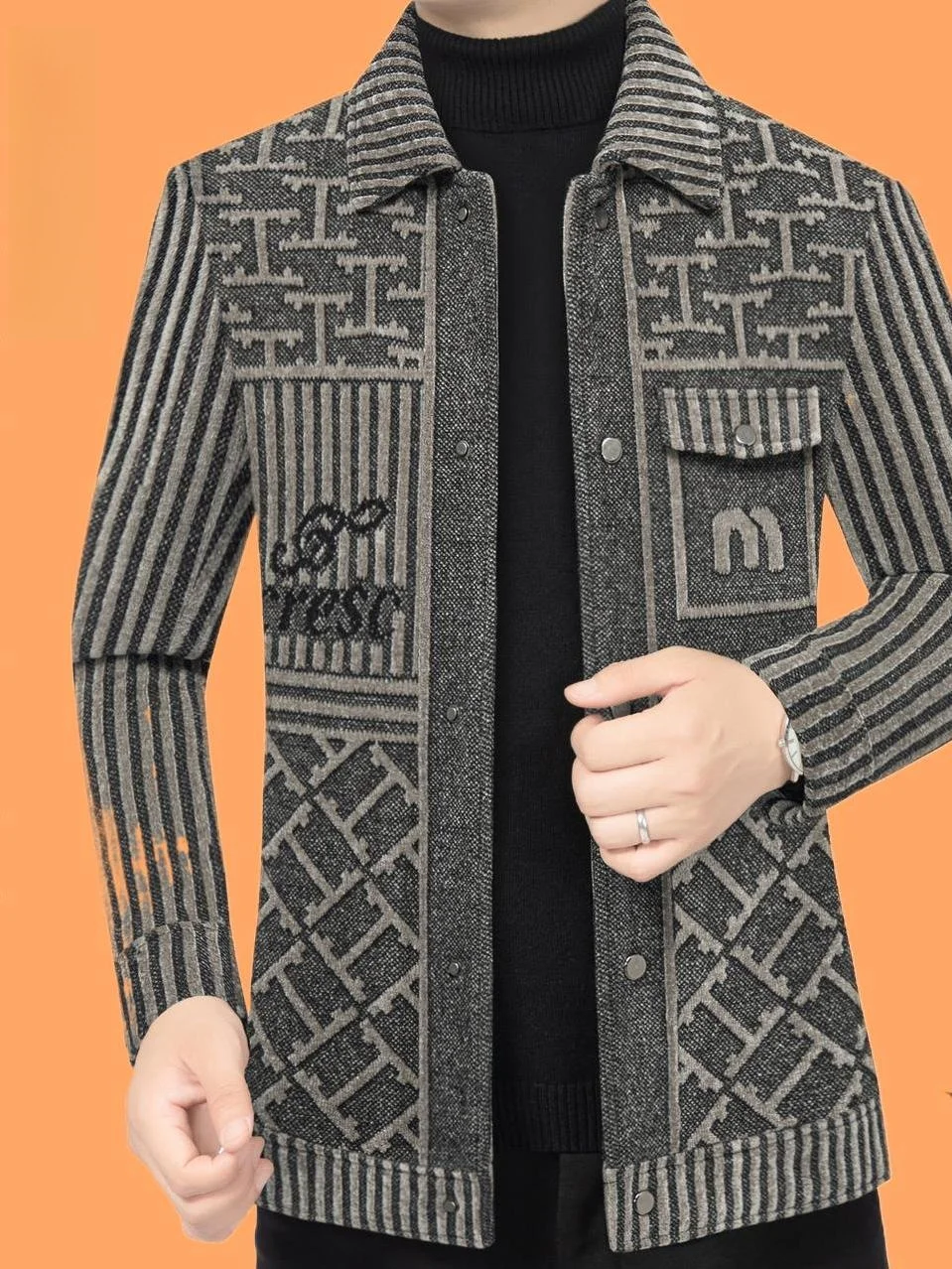 

Мужская зимняя куртка средней длины с флисовой подкладкой и утолщенным воротником: качественная, модная, универсальная, с длинными рукавами