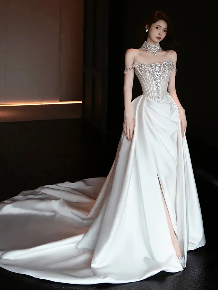 Sukienka bez ramiączek, biała, lekki luksus i niszowa satyna jako główna tkanina, idealna na powitanie i wyjście.