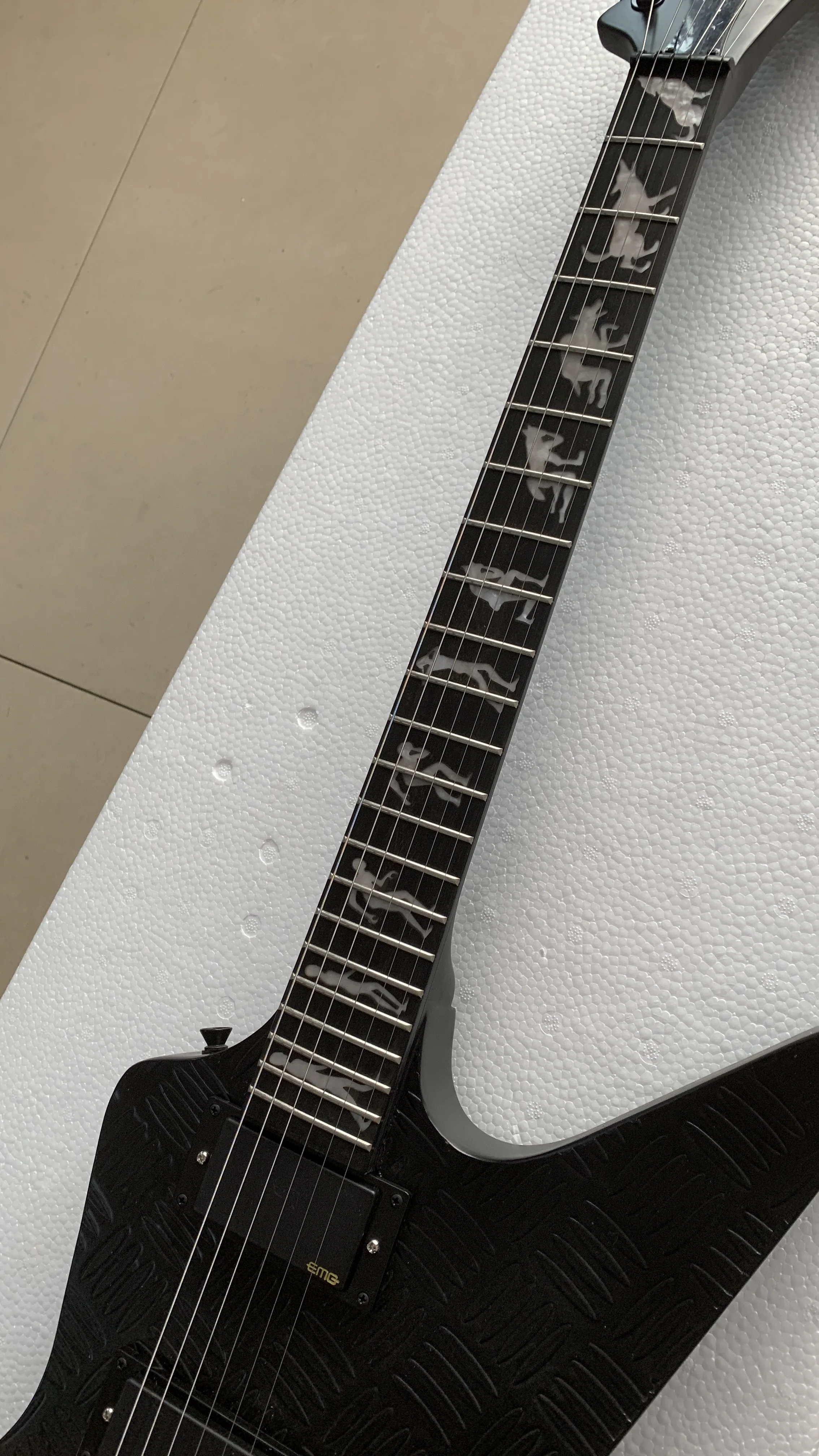 High quality Goose 6 string electric guitar, special skid board veneer, black hardware, free shipping