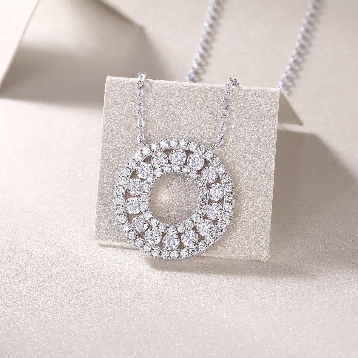 

Luxury Classic Moissanite Design Round Circle Necklace For Charm Women 925 Silver Party Jewelry Gift