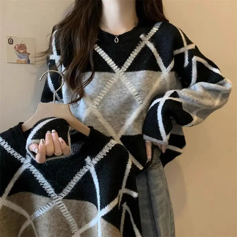 

2025 Autumn and Winter New Fashionable Plaid Design Round Neck Sweater Women's Fashionable Knitted Sweater