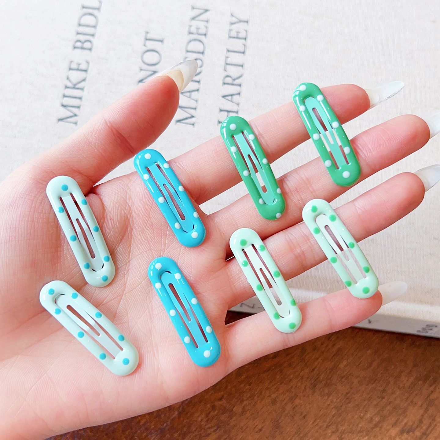 2026 Neu 4 Stück/Set Hohle Polka Dot Snap-Haarspangen für Frauen und Mädchen, Koreanische Bonbonfarben BB-Haarspangen, Modische Kinder-Haarspangen – Detail 6