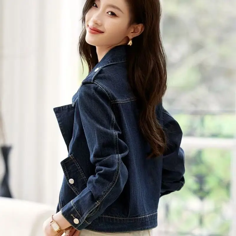 

2024, весенне-осенняя женская короткая джинсовая куртка на молнии, корейский свободный повседневный мотоциклетный универсальный темно-синий топ с вырезом на воротнике