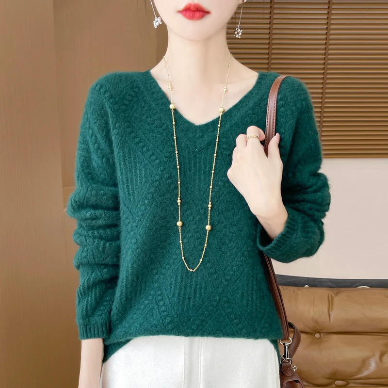 New women\'s V-neck cashmere sweater in autumn and winter Korean version of loose hollow 100% pure wool sweater bottoming shirt.