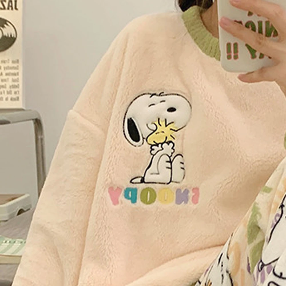 2-teiliges Snoopy Damen-Plüsch-Pyjama-Set, Anime, niedliche Mädchen-Flanell-Pyjamas mit modischem Aufdruck, weich, warm, neu, für Herbst und Winter, Kawaii Homewear