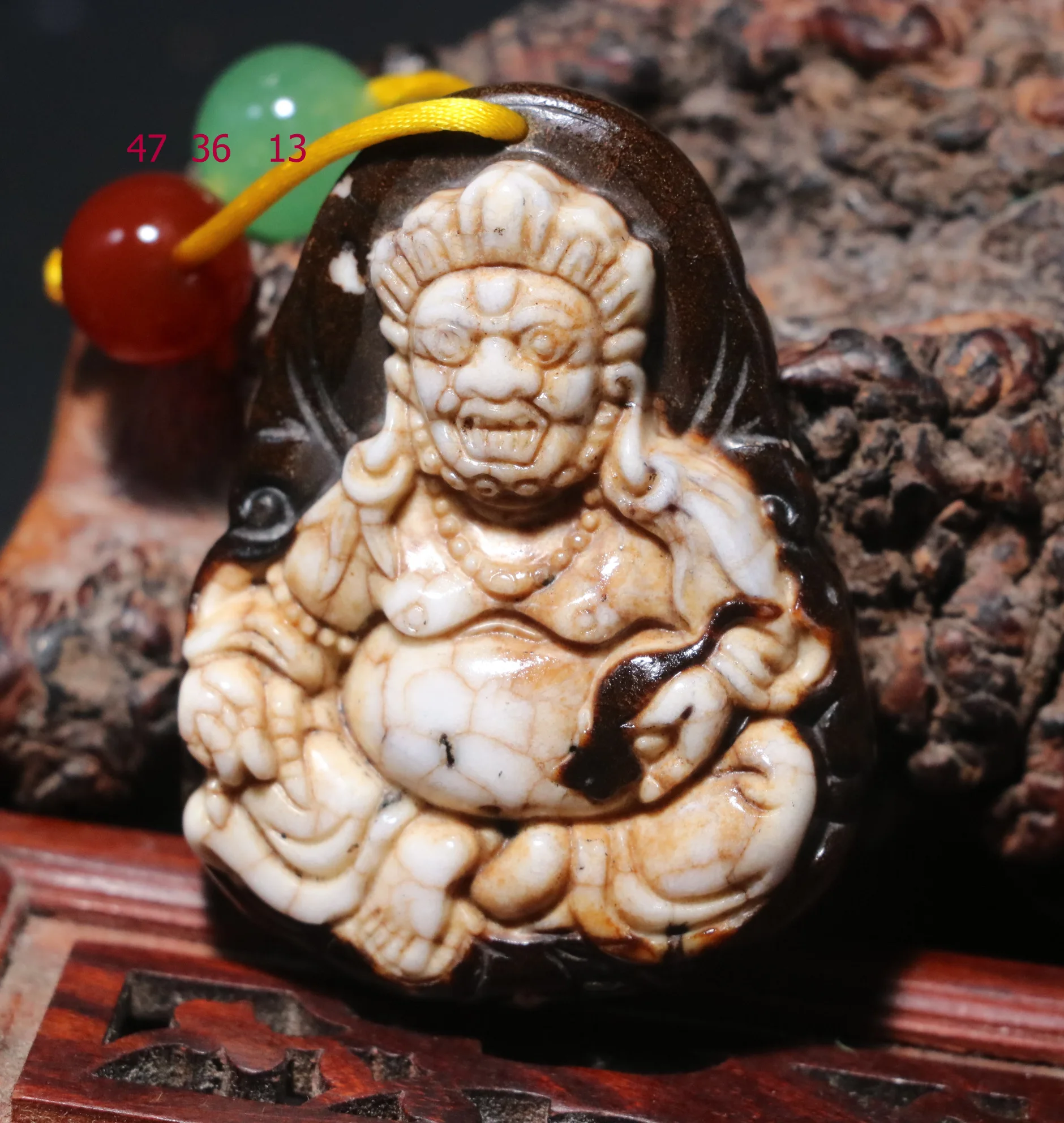 Unique Magic Power Tibetan Old Agate Sculptural Yellow Fortune God Figure S Money Hook Pendant Carving Amulet Talisman RT