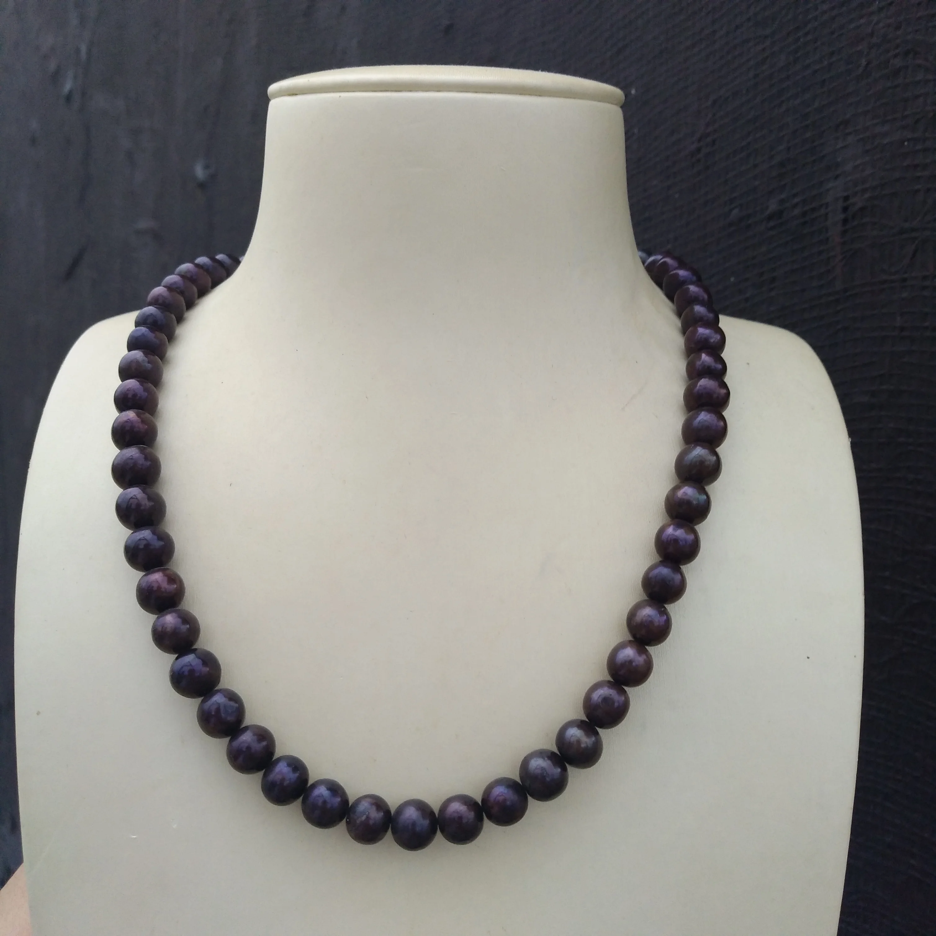 

Ожерелье из прикрытого КРУГЛОГО ЧЕРНОГО натурального жемчуга Южных морей диаметром 7-8 мм