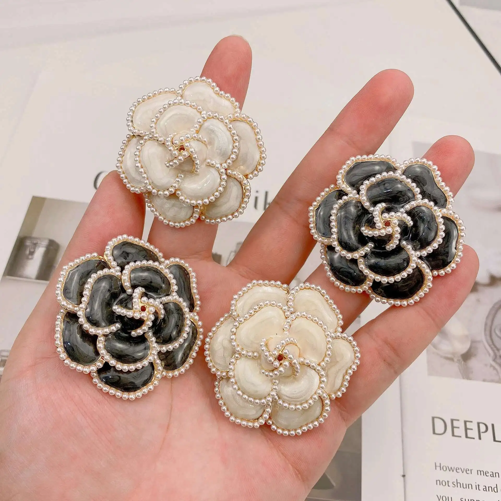 

Luxury Exaggerate Korean Camellia Pearl Brooch Scarf Buckles Classic Alloy Oil Dripping Brooch Suit Jack Wedding Accessories