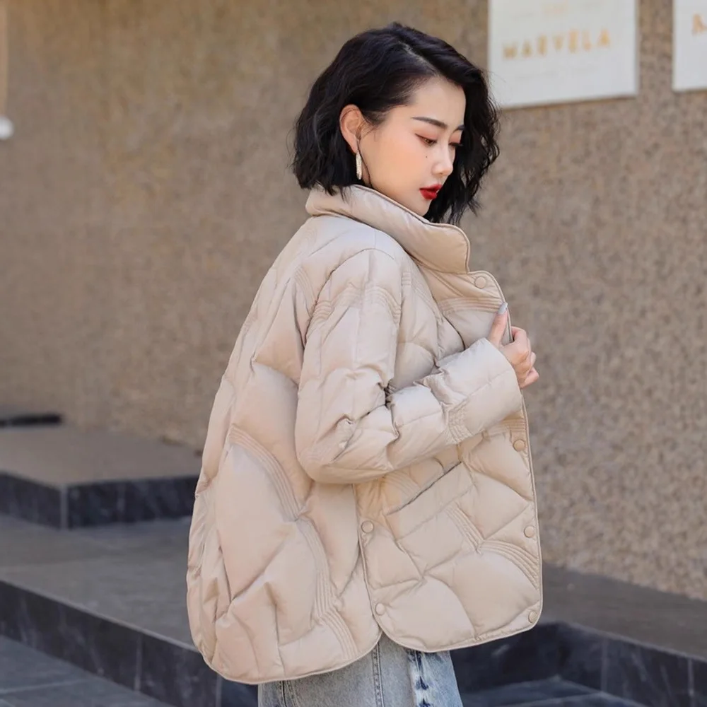 معطف كبير مبطن ريش البط ثلجي 2025 المرأة قصيرة خفيفة الوزن أسود عصري أسفل سترة صغيرة الحجم نمط غير رسمي #4