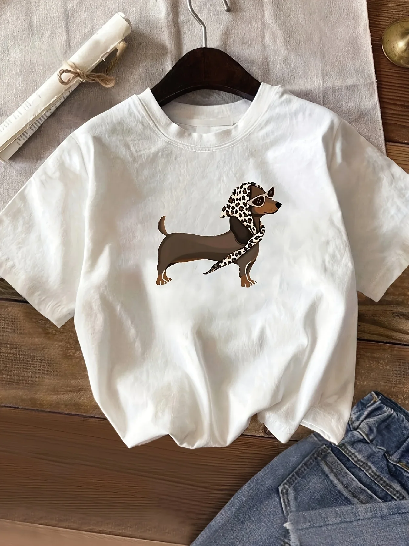 تي شيرت نسائي عصري برقبة دائرية مع نظارات شمسية ووشاح رأس بطبعة الفهد تي شيرت عصري ومتعدد الاستخدامات