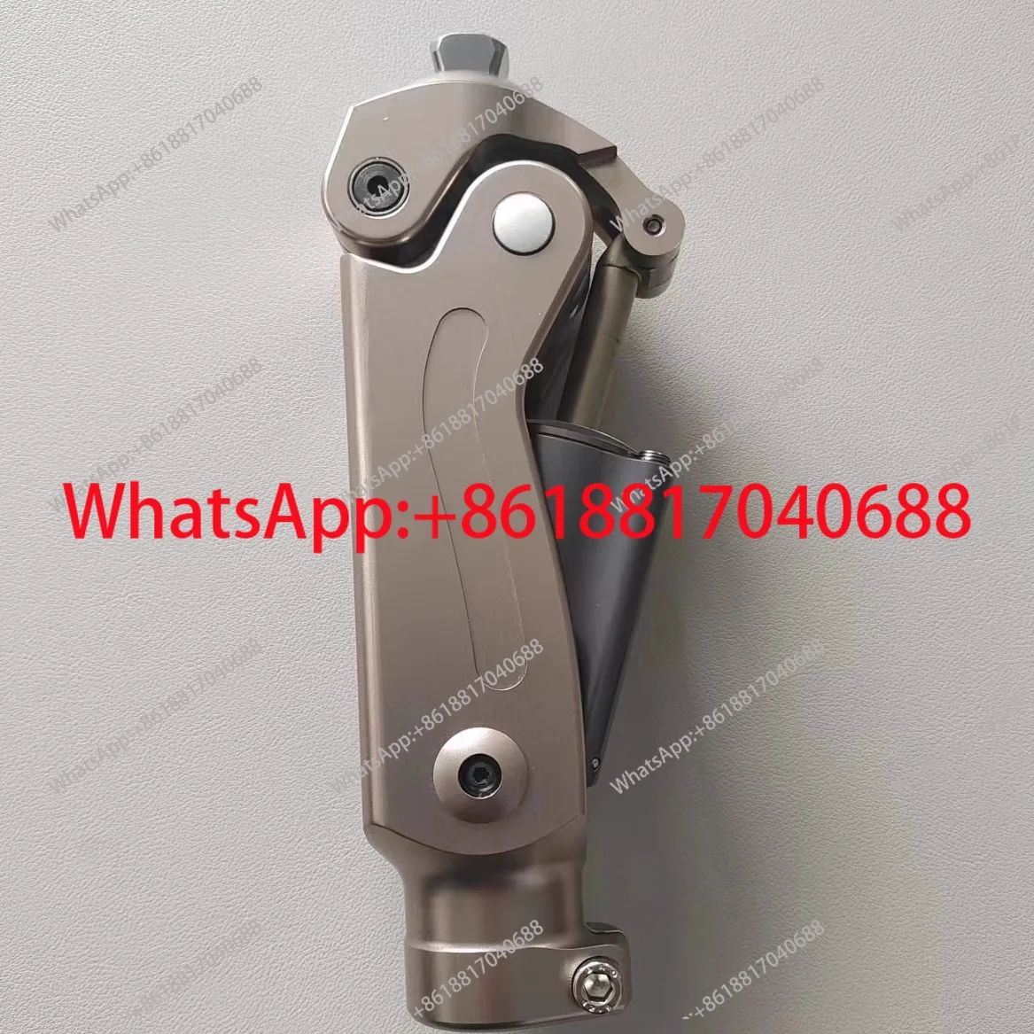 New pneumatic joint load-bearing self-locking pneumatic knee prosthesis accessory