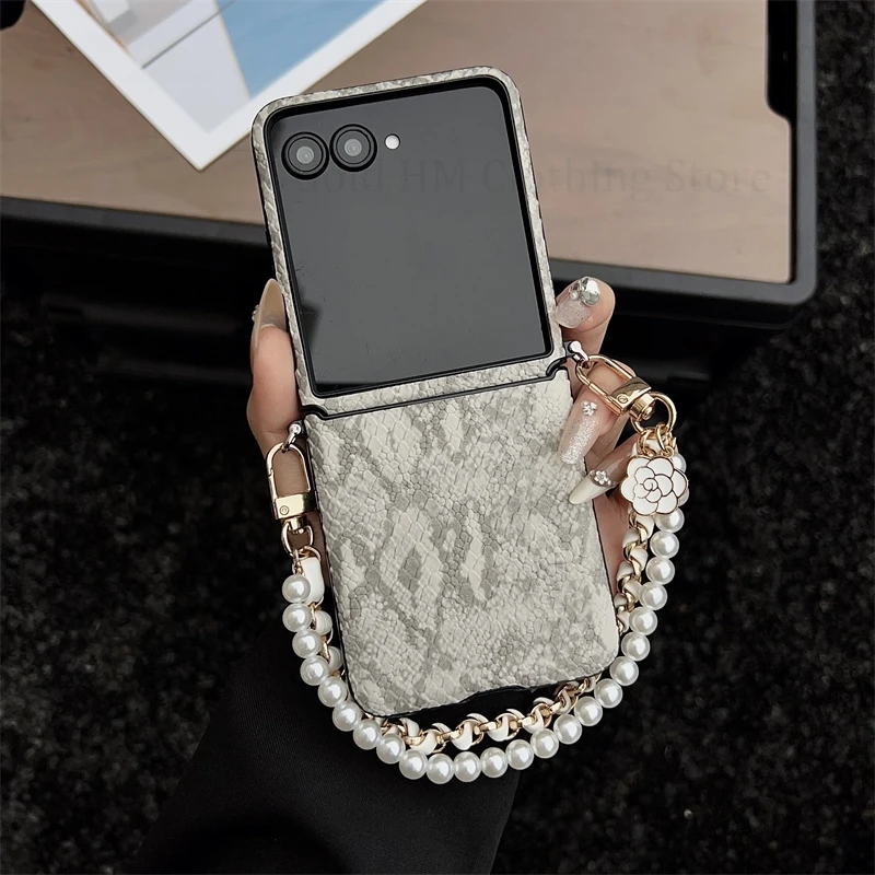 

Snake Skin Leather Texture Phone Tough Case For Motorola Razr 60 Ultra Pearl Chain Wriststrap Cord Cover For Moto Razr 50 Ultra