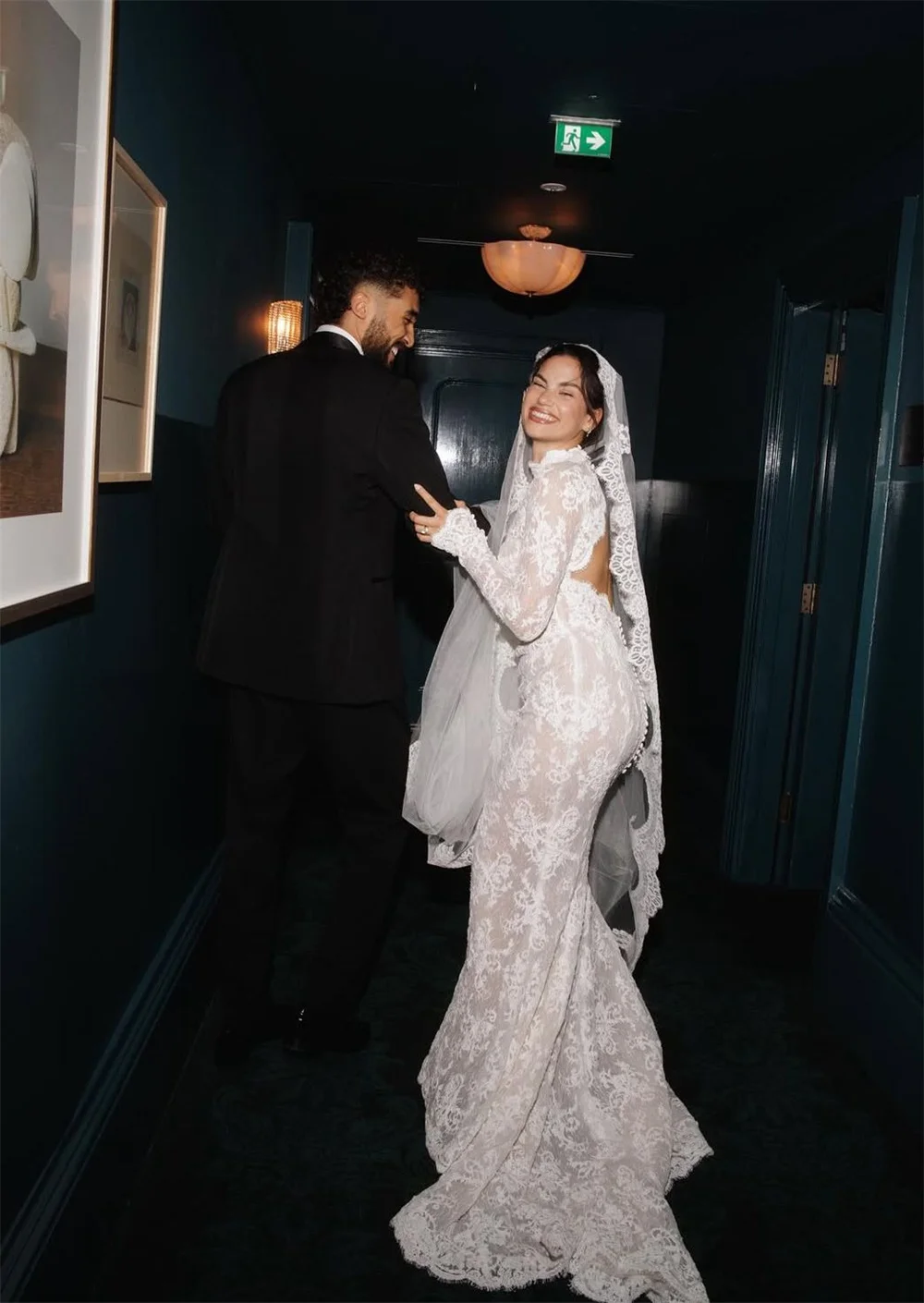 طوكيو مخصص الأبيض عالية العنق فساتين الزفاف طويلة الأكمام عارية الذراعين أثواب الزفاف أنيقة قطار المحكمة الدانتيل أثواب الزفاف